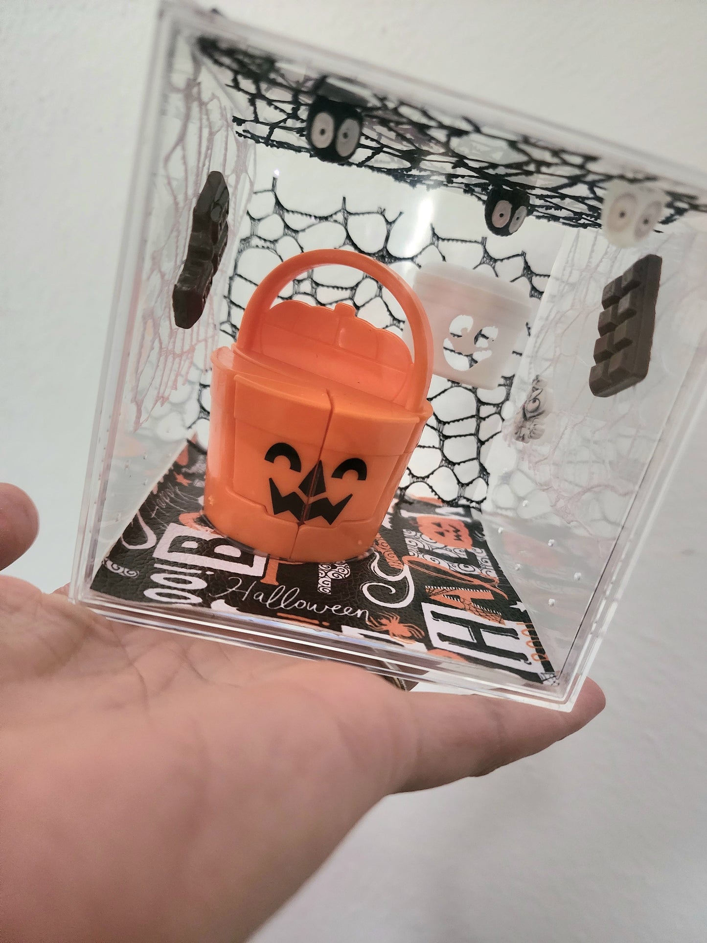 Boo buckets enclosure
