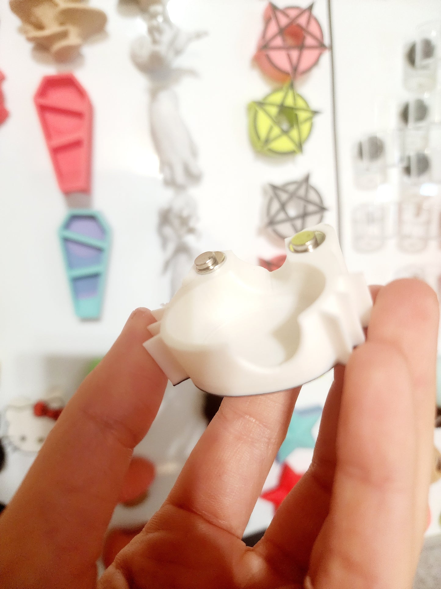 Hello Kitty Window hides
